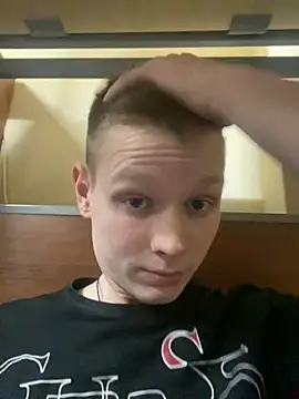 Snapshot of fameboyboo chatting on 01-03-25, 03:01 fameboyboo online show from 01-03-25, 03:01