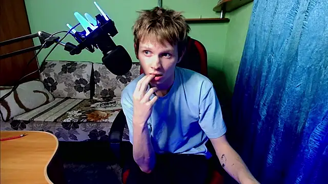 Snapshot of fameboyboo chatting on 09-16-25, 05:14 fameboyboo online show from 09-16-25, 05:14