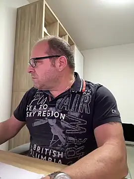 coupleLatinaLovers online show from 10-23-25, 04:56