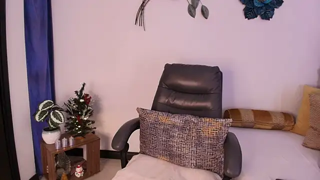 Snapshot of Saray_M_ chatting on 12-15-25, 05:17 Saray M online show from 12-15-25, 05:17