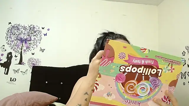 Snapshot of jeff_and_jade chatting on 10-01-25, 11:27 jeff and jade online show from 10-01-25, 11:27