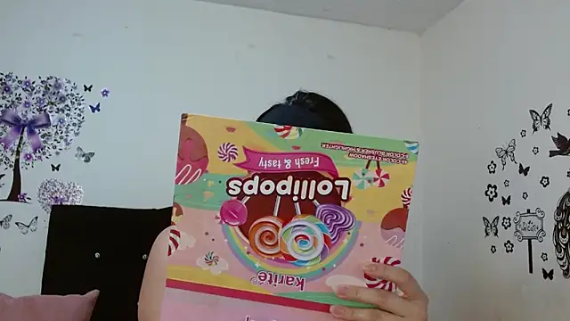 Snapshot of jeff_and_jade chatting on 10-24-25, 12:45 jeff and jade online show from 10-24-25, 12:45