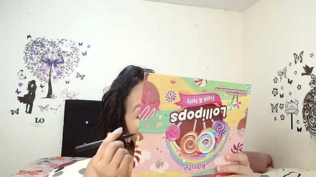 Snapshot of jeff_and_jade chatting on 10-27-25, 11:58 jeff and jade online show from 10-27-25, 11:58