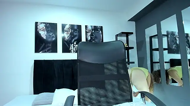 Snapshot of Mia_fooxx_ chatting on 11-12-25, 07:35 Mia fooxx online show from 11-12-25, 07:35