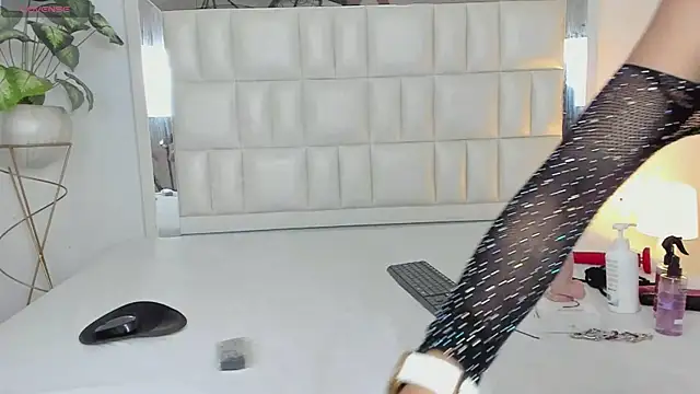 Snapshot of Alhana_pulido chatting on 12-23-24, 09:18 Alhana pulido online show from 12-23-24, 09:18