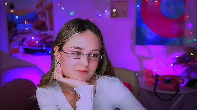 Snapshot of DeboraLarson chatting on 12-25-24, 10:17 DeboraLarson online show from 12-25-24, 10:17