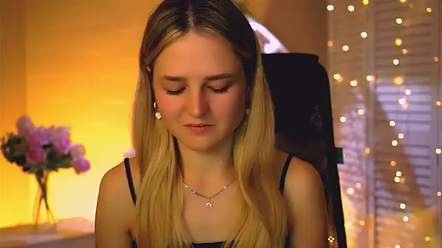 Snapshot of DeboraLarson chatting on 10-13-25, 03:28 DeboraLarson online show from 10-13-25, 03:28