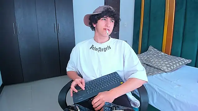 Snapshot of Kerverr_ chatting on 09-14-25, 05:34 Kerverr  online show from 09-14-25, 05:34