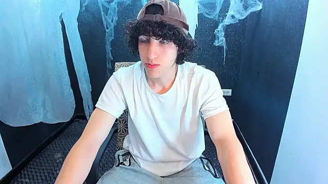 Snapshot of Kerverr_ chatting on 10-27-25, 02:54 Kerverr  online show from 10-27-25, 02:54