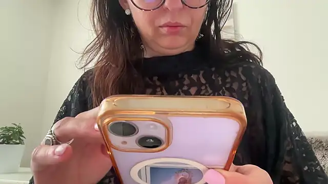 Snapshot of Serena_4you chatting on 11-04-25, 03:22 Serena 4you online show from 11-04-25, 03:22