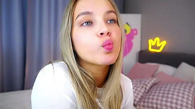 Snapshot of AftonConnett chatting on 11-14-25, 04:44 AftonConnett online show from 11-14-25, 04:44