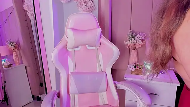 Snapshot of MollyBigBoobs12 chatting on 10-08-25, 10:29 MollyBigBoobs12 online show from 10-08-25, 10:29