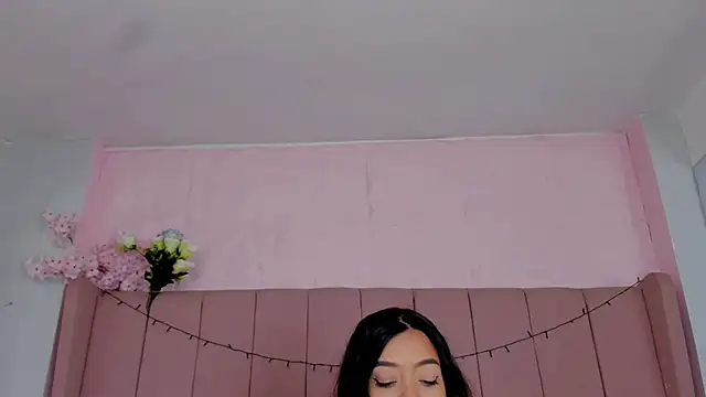 Snapshot of MollyBigBoobs12 chatting on 12-15-25, 09:08 MollyBigBoobs12 online show from 12-15-25, 09:08