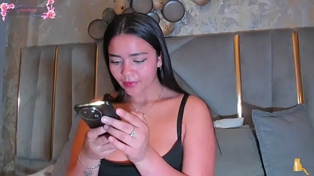 Snapshot of KimDevinne chatting on 05-17-26, 03:37 KimDevinne online show from 05-17-26, 03:37