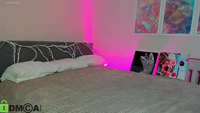 Sara Robinson online show from 10-21-25, 02:45