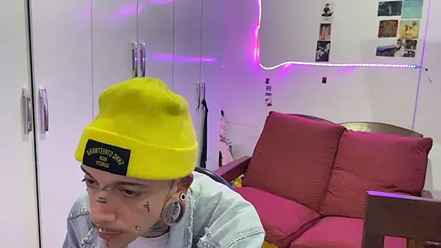 Snapshot of Seebohm1111 chatting on 11-02-25, 02:03 Seebohm1111 online show from 11-02-25, 02:03