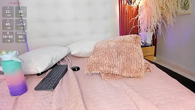 Snapshot of aashley_jones chatting on 12-24-24, 08:00 aashley jones online show from 12-24-24, 08:00