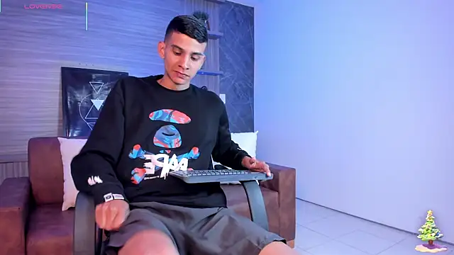 Snapshot of Aaron_Scoot chatting on 12-17-25, 11:38 Aaron Scoot online show from 12-17-25, 11:38