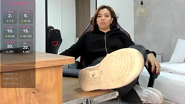 Snapshot of alma_fenix chatting on 10-28-25, 12:30 alma fenix online show from 10-28-25, 12:30