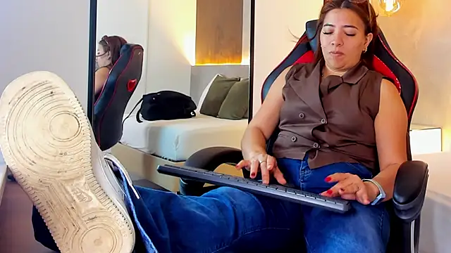 Snapshot of alma_fenix chatting on 11-04-25, 12:26 alma fenix online show from 11-04-25, 12:26