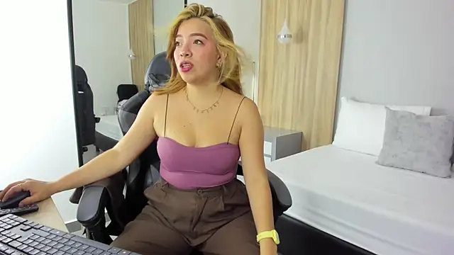 Snapshot of alma_fenix chatting on 12-02-25, 06:58 alma fenix online show from 12-02-25, 06:58