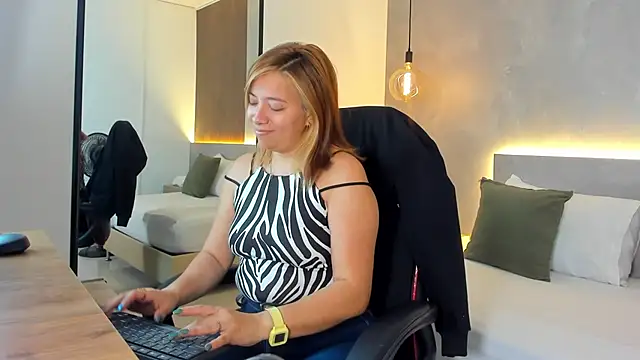 Snapshot of alma_fenix chatting on 12-15-25, 12:53 alma fenix online show from 12-15-25, 12:53