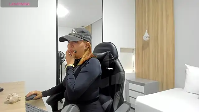 Snapshot of alma_fenix chatting on 12-16-25, 12:32 alma fenix online show from 12-16-25, 12:32