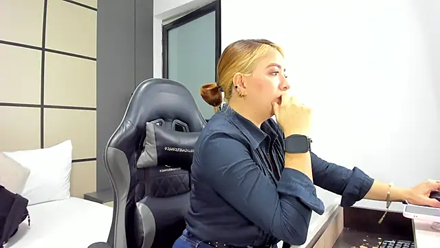 alma fenix online show from 02-11-26, 02:11