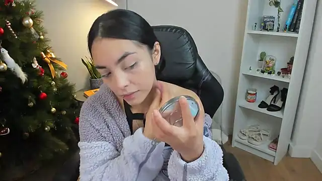  BellaEvans  online show from 12-17-25, 05:57