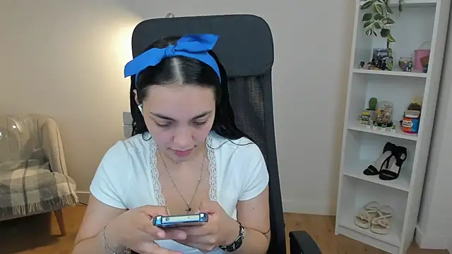 Snapshot of _BellaEvans_ chatting on 05-06-26, 04:52 BellaEvans online show from 05-06-26, 04:52