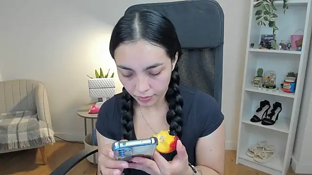 Snapshot of _BellaEvans_ chatting on 05-25-26, 04:51 BellaEvans online show from 05-25-26, 04:51