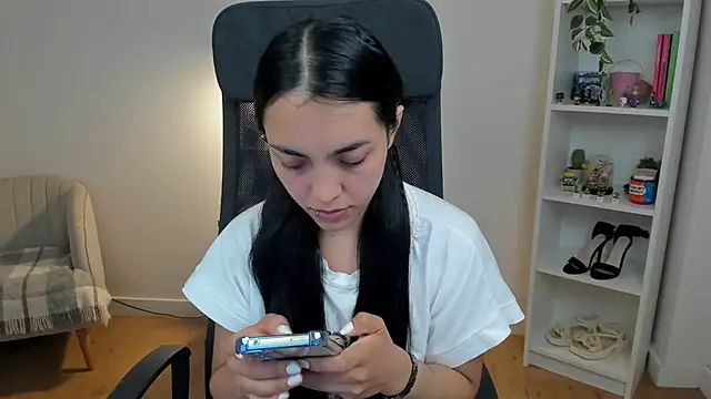 Snapshot of _BellaEvans_ chatting on 06-05-26, 04:52 BellaEvans online show from 06-05-26, 04:52