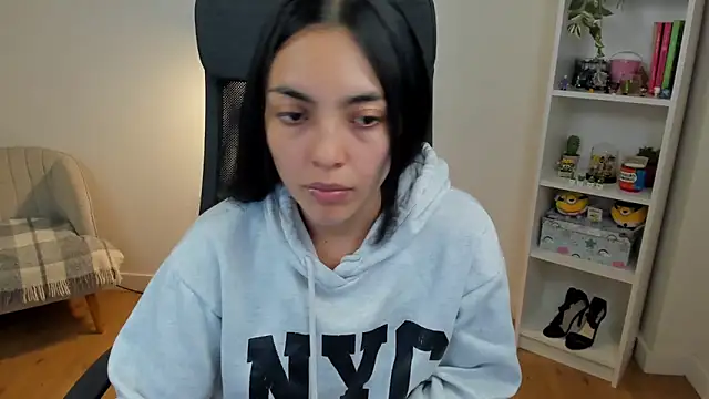 Snapshot of _BellaEvans_ chatting on 06-12-26, 04:33 BellaEvans online show from 06-12-26, 04:33