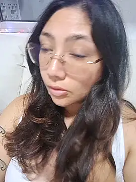 Mia Ruiz online show from 11-14-25, 03:05