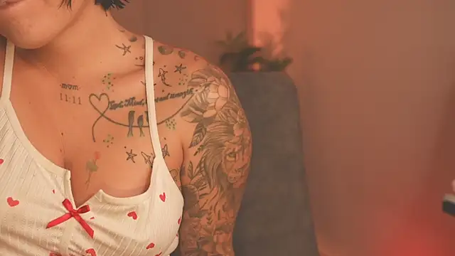 Snapshot of LorenRosse chatting on 11-23-25, 11:48 LorenRosse online show from 11-23-25, 11:48