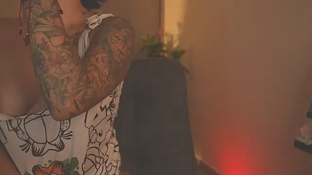 Snapshot of LorenRosse chatting on 11-25-25, 12:21 LorenRosse online show from 11-25-25, 12:21