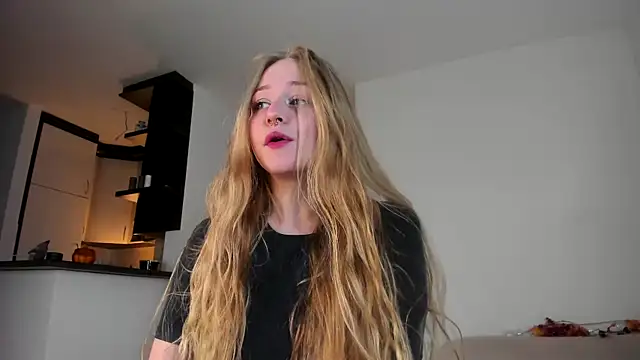 MiaMews online show from 10-28-25, 01:03