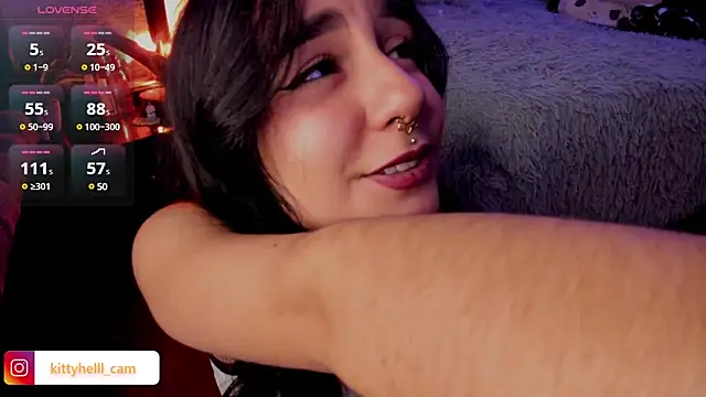 Snapshot of Alice_woodville chatting on 03-05-25, 02:45 Alice woodville online show from 03-05-25, 02:45