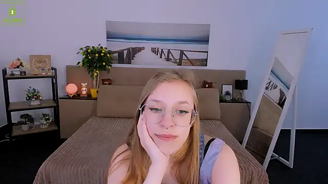 Snapshot of LayriantaVee chatting on 03-05-25, 10:00 LayriantaVee online show from 03-05-25, 10:00