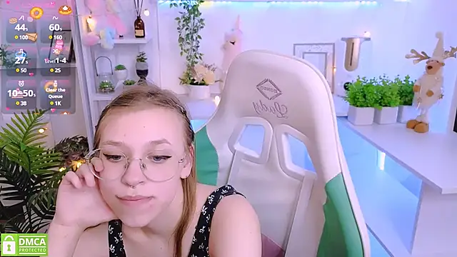 Snapshot of LayriantaVee chatting on 03-19-25, 01:18 LayriantaVee online show from 03-19-25, 01:18