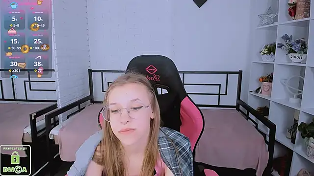 Snapshot of LayriantaVee chatting on 03-21-25, 01:34 LayriantaVee online show from 03-21-25, 01:34