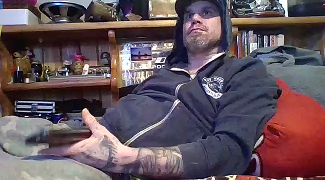 Snapshot of clitstitsandbongrips chatting on 02-21-25, 02:27 clitstitsandbongrips online show from 02-21-25, 02:27