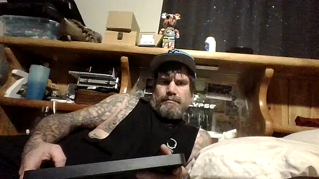 Snapshot of clitstitsandbongrips chatting on 10-17-25, 02:52 clitstitsandbongrips online show from 10-17-25, 02:52