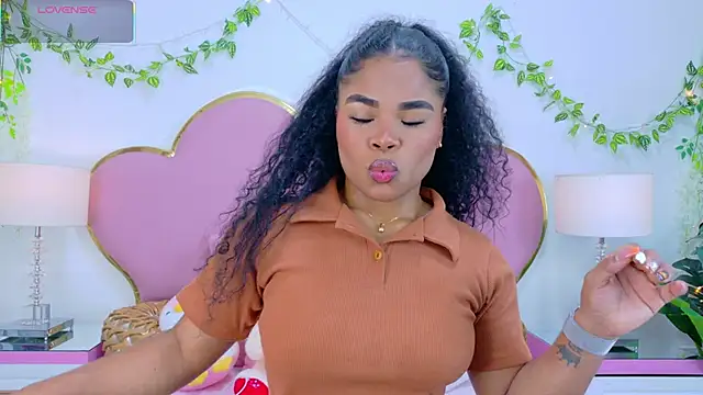 NahiaraReina online show from 11-01-25, 01:46