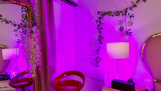 NahiaraReina online show from 04-25-26, 02:03