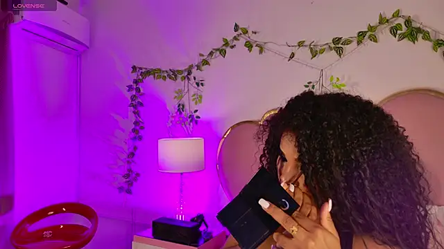 NahiaraReina online show from 04-26-26, 01:53