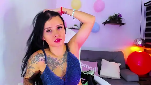 yenny garcia online show from 10-24-25, 04:36