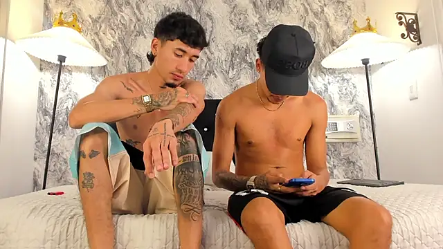 Snapshot of Ian_and_Noah chatting on 01-06-26, 01:09 Ian and Noah online show from 01-06-26, 01:09