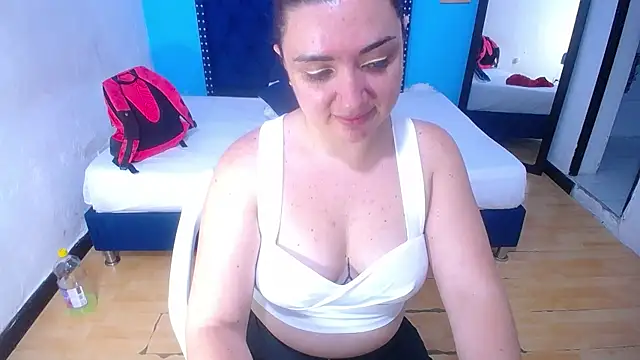 Snapshot of kinky_redhead18 chatting on 11-10-25, 01:43 kinky redhead18 online show from 11-10-25, 01:43