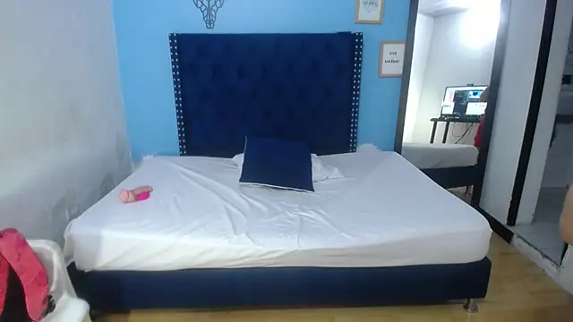 Snapshot of kinky_redhead18 chatting on 11-19-25, 01:44 kinky redhead18 online show from 11-19-25, 01:44